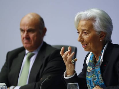 Christine Lagarde, presidenta del BCE, y Luis de Guindos, vicepresidente, en una rueda de prensa en Fráncfort, en diciembre.