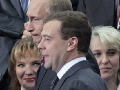 En primer plano, el presidente ruso, Dimitri Mdvedev, y detrás el primer ministro, Vladimir Putin.