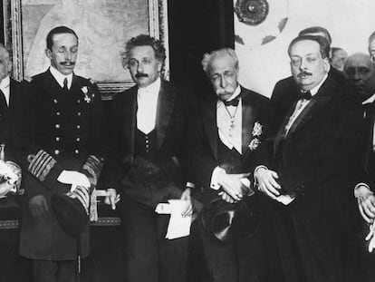 Albert Einstein, con el rey Alfonso XIII a su derecha y el físico Blas Cabrera, segundo a su izquierda, el 4 de marzo de 1923, en Madrid.