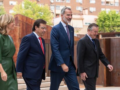 La Ministra de Educación, Pilar Alegría; el presidente de Extremadura, Guillermo Fernández Vara; el Rey Felipe VI y el presidente del IEF, Andrés Sendagorta.