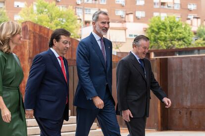 La Ministra de Educación, Pilar Alegría; el presidente de Extremadura, Guillermo Fernández Vara; el Rey Felipe VI y el presidente del IEF, Andrés Sendagorta.