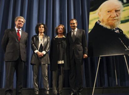 César Antonio Molina, Mercedes Cabrera, la viuda de Gómez, Enma Cohen y José Luis Rodríguez Zapatero, en el cine Doré de Madrid