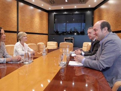 Un momento de la reunión entre el PNV y Podemos.