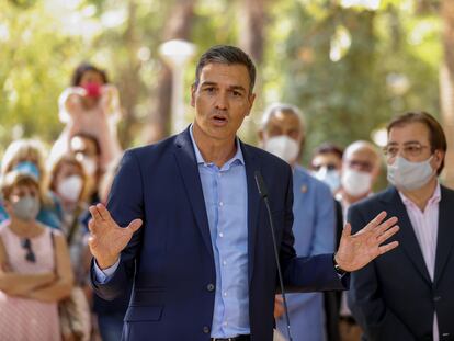 El presidente del Gobierno, Pedro Sánchez, durante su intervención tras visitar este jueves un hogar de mayores de Navalmoral de la Mata (Cáceres).