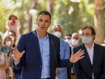 El presidente del Gobierno, Pedro Sánchez, durante su intervención tras visitar este jueves un hogar de mayores de Navalmoral de la Mata (Cáceres).