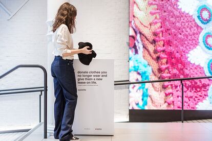 Zara, Mango, H&M, Primark… Todos tienen contenedores para recoger ropa y fomentar la nueva economía circular.