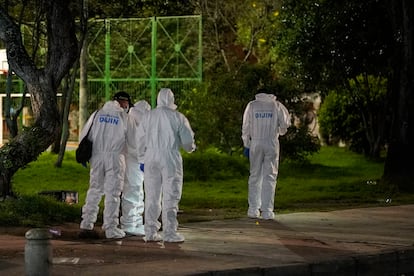 Miembros de la DIJIN adelantan el operativo de investigación en la zona del atentado contra Miguel Uribe, en Bogotá, el 7 de junio de 2025.