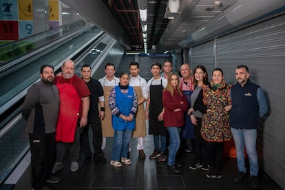 Foto de familia de la mayoría de los comerciantes que quedan en el mercado de Torrijos.