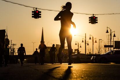 Los corredores de Mikhaylova han ganado numerosas carreras y los análisis antidopaje de varios de ellos han dado positivo, casi siempre en México. En la imagen, corredores calentando para la Anthem 5K Fitness Classic de Louisville, Kentucky, el 27 de febrero de 2016.