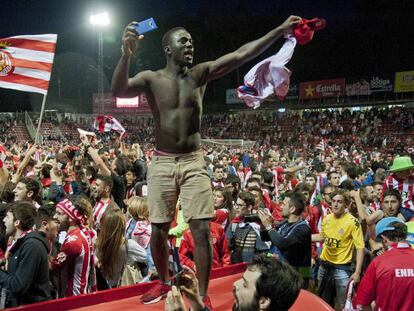 Aficionados del Girona celebran el ascenso en el campo.