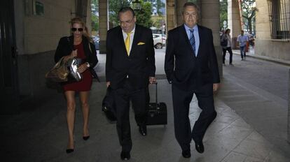 Pérez-Sauquillo (derecha), en los juzgados de Sevilla en abril de 2014.