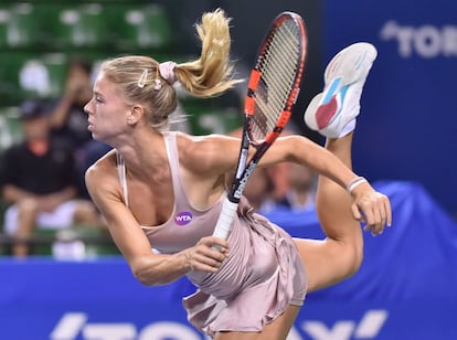 La italiana Camila Giorgi sirve contra la serbia Ana Ivanovic durante su partido de segunda ronda en el torneo de tenis Abierto Pan Pacific en Tokio.