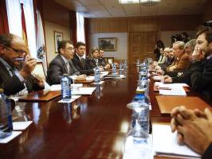 El secretario general de Pesca del Ministerio de Agricultura, Alimentación y Medio Ambiente, Carlos Domínguez (2i), acompañado por el delegado del Gobierno en Galicia, Samuel Juárez (3i), y la conselleira de Medio Rural e do Mar, Rosa Quintana (4i), durante la reunión con el sector gallego del cerco para explicar la regulación de la pesca de la caballa y el jurel en el Cantábrico y Noroeste.