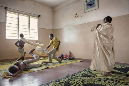 <p>Es la una del mediodía, la hora de la siesta para estos niños del centro de Mensajeros de la Paz en Cotonú, pero ellos prefieren jugar antes que dormir. “Siempre es a los súper héroes: Spiderman, Superman… Es un denominador común. Leen cómics y libritos porque solo les dejan ver la tele un rato al día”, describe la fotógrafa. Durante el proceso de documentación, Palacios se dio cuenta de que la recuperación del tiempo de juego es otro de los retos para quienes han visto su infancia interrumpida. “No tienen el hábito de jugar: trabajaban, dormían y, si no vendían lo que tenían que vender, no les daban comida o les pegaban palizas”, describe. “Que entiendan que el juego es parte de su tiempo y de sus derechos era difícil. Muchos niños a los que pregunté que qué era lo mejor del centro, me respondieron que los juguetes, pero cuando les consulté por lo peor, dijeron: ‘Que no se trabaja’, cuenta sorprendida la fotógrafa. “Viven en la contradicción de que, por una parte, son niños y disfrutan de su nueva niñez y, por otra, les queda una especie de síndrome de Estocolmo. Creían que no iban a comer si no trabajaban”. </p> <p>Hablando con niñas más adultas, les preguntaba: ‘¿Qué opinas de que los niños trabajen?’ Y respondían: ‘Deberíamos tener un horario regulado, debería haber un control salarial y un salario mínimo…’ Era alucinante que no dijeran que los niños no tienen que trabajar, sino ir al colegio”, completa la autora. </p>