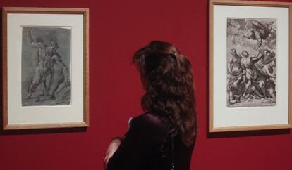 Una visitante de la exposición 'El trazo español en el British Museum', en el Museo del Prado.