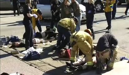 Los servicios de emergencias atienden a varios heridos sobre la calzada en las inmediaciones del centro social.