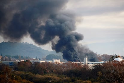 Una columna de humo se eleva del incendio que se ha declarado esta mañana en una empresa de reciclaje ubicada en un polígono de Montornés, en Barcelona.