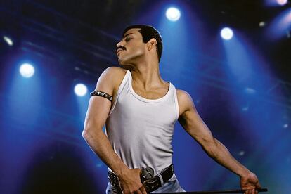 Bohemian Rhapsody

El biopic de Freddie Mercury parece maldito desde su concepción. Tras descartar a varios protagonistas y directores, finalmente eran Rami Malek (Mr. Robot) y Bryan Singer (X-Men) los elegidos como puntales del proyecto. Hace pocos días se anunciaba la marcha de Singer por “diferencias creativas”. Con el estreno previsto para el 25 de diciembre y la ambición puesta en las estatuillas, veremos si consiguen superar tanta adversidad y entonar el We Are The Champions.