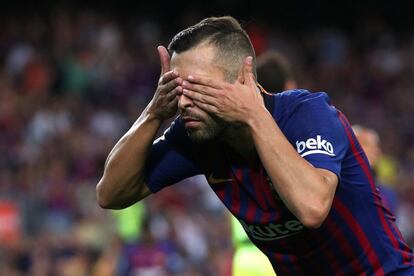 Jordi Alba celebra, tapandose los ojos, el séptimo gol del F.C. Barcelona.