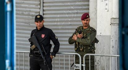 Un soldado (d) y un policía tunecino, en abril en Túnez.