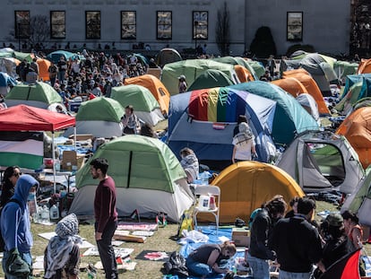 Estudiantes de la Universidad de Columbia (Nueva York) en la acampada de apoyo a Palestina el 23 de abril.
