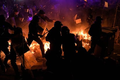 Choques entre los manifestantes y agentes el martes por la noche en Barcelona.