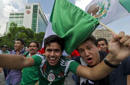 Aficionados mexicanos al final del partido entre su selección y el equipo brasileño.