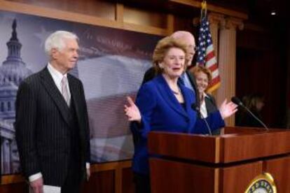 La senadora demócrata por Michigan y directora del comité de agricultura del senado, Debbie Stabenow (c), habla durante una rueda de prensa acompañada por el senado por Vermont Patrick Leahy (2-d), la senadora por Dakota del Norte Heidi Heitkamp (d) y el senador por Mississippi Thad Cochran (i), en el Capitolio en Washington (EE.UU.).