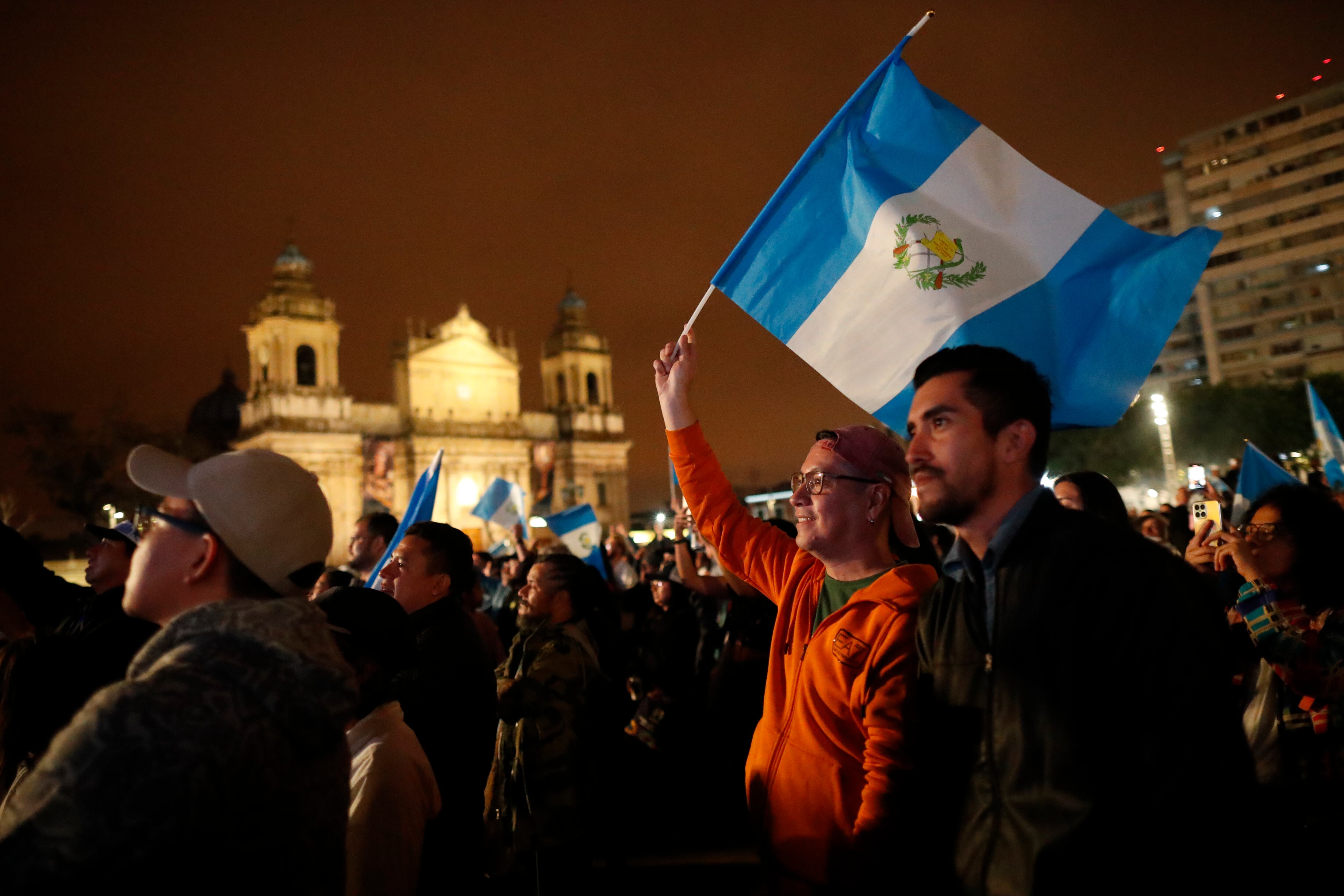 Partidarios de Arévalo celebran en la Plaza de la Constitución su investidura este domingo.