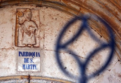 Portada de la iglesia de San Martín. El descubrimiento del friso por Menéndez Jambrina se produjo durante un taller de fotografía del patrimonio, organizado por la Fundación Santa María la Real.