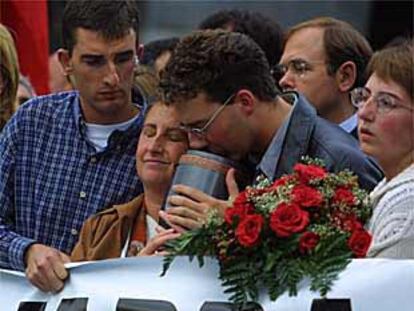 La viuda y los hijos de José Javier Múgica portan las cenizas del concejal asesinado el sábado por ETA.