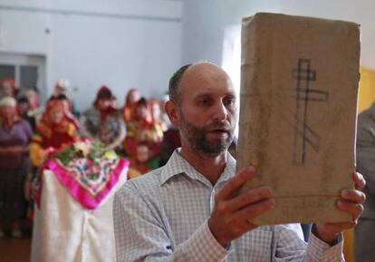 Un hombre participa en un servicio ortodoxo durante la festividad de la Natividad de la Virgen en en el pueblo de Kumskaya Dolina.