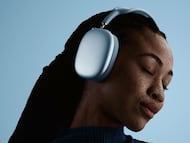 Chica utilizando los nuevos auriculares Apple AirPods Max 2