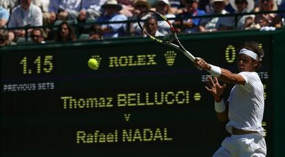 Nadal devuelve la bola contra Bellucci.