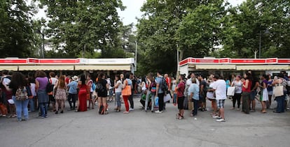 Una larga cola para obtener la firma de un autor, en la Feria del Libro de Madrid.  