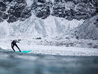 Así es hacer surf a 13 grados bajo cero
