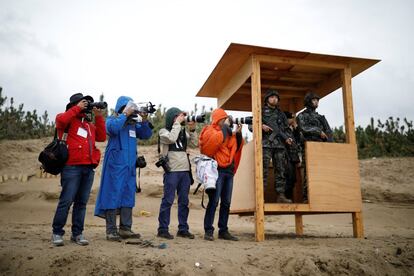 Un grupo de fotógrafos toma imágenes de las maniobras en Pohang (Corea del Sur).