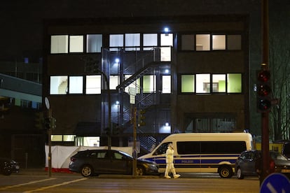 Agentes de policía se desplegaban en el edificio tras el tiroteo, en Hamburgo. 
