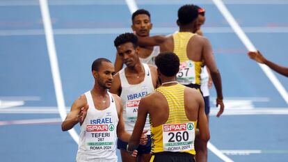 Los atletas israelíes se saludan con los alemanes tras la media maratón.