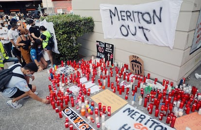 La protesta de los aficionados del Valencia contra la gestión de Peter Lim y Anil Murthy el pasado 12 de agosto.