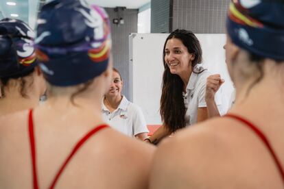 17/12/24 - San Cugat del Valles, Barcelona. Andrea Fuentes, seleccionadora española de natacion artistica rodeadad de las nadadores a las que dirige en el centro de alto rendimiento de deportistas olimpicos.