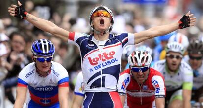 El belga Gianni Meersman celebra su victoria en la cuarta etapa de la París Niza por delante de Bole (izquierda) y Westra (derecha).