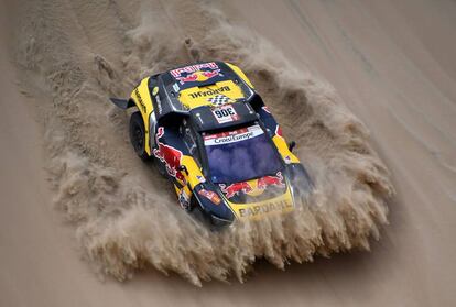 El Peugeot de Sebastien Loeb, durante la segunda etapa del Dakar.