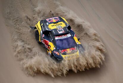 El Peugeot de Sebastien Loeb, durante la segunda etapa del Dakar. 