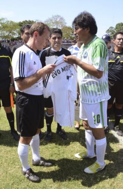 Butragueño le regala una camiseta del Madrid a Evo Morales antes del partido.