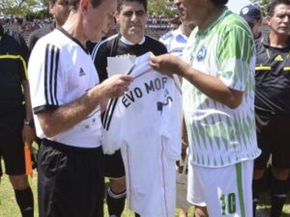 Butragueño le regala una camiseta del Madrid a Evo Morales antes del partido.