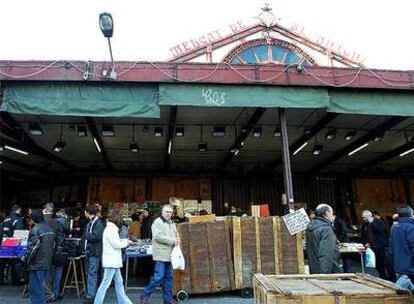 El mercado del libro de los domingos en los soportales de Sant Antoni.