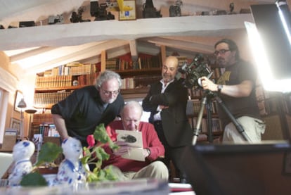 Juan Molina (arriba, a la izquieda) y Antonio Resines, rodando en casa del marqués de Movellán.