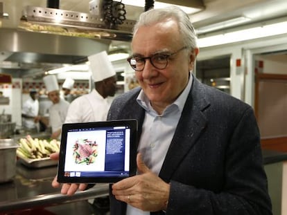 El chef francés Alain Ducasse, con su enciclopedia culinaria para tabletas.