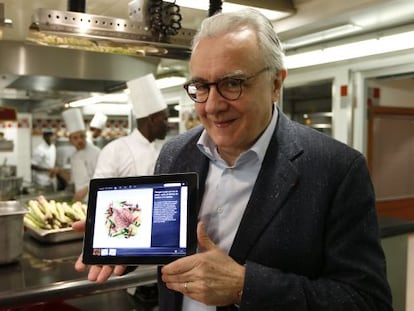 El chef franc&eacute;s Alain Ducasse, con su enciclopedia culinaria para tabletas.